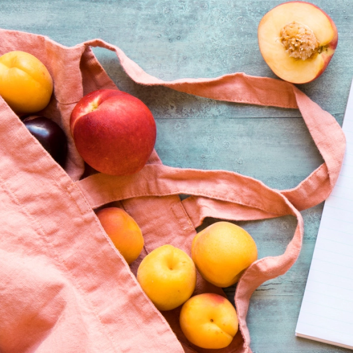 http://A%20shopping%20bag%20filled%20with%20peaches