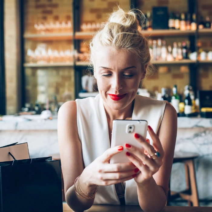 http://A%20woman%20uses%20her%20phone%20in%20a%20cafe
